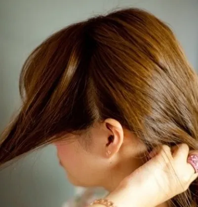 蓬松慵懒花苞头发型的扎法 夏日彰显自然随性美感