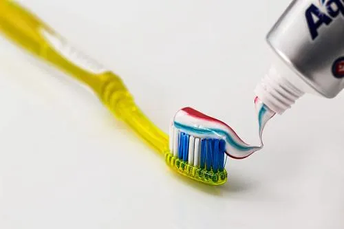 彩色牙膏好还是白色牙膏好？怎么鉴别牙膏的效果？