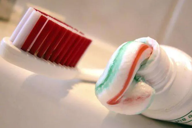 牙膏清洗珠宝可以吗？牙膏去皱纹有副作用吗？