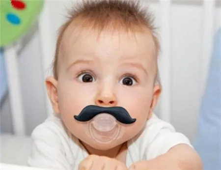 宝宝吃手可以用安抚奶嘴代替吗？怎么正确使用安抚奶嘴？