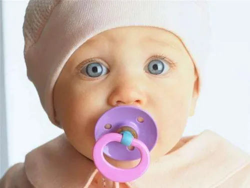 睡觉时用安抚奶嘴好吗？宝宝吃安抚奶嘴影响长牙吗？