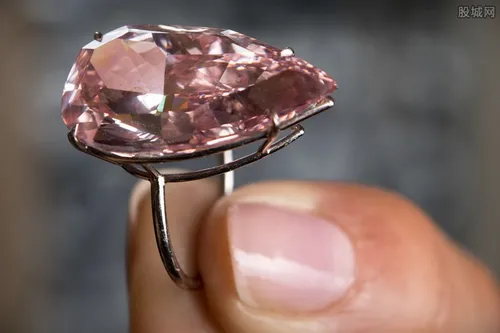 玫瑰之魂卖1.76亿 世界最大紫粉钻石拍出