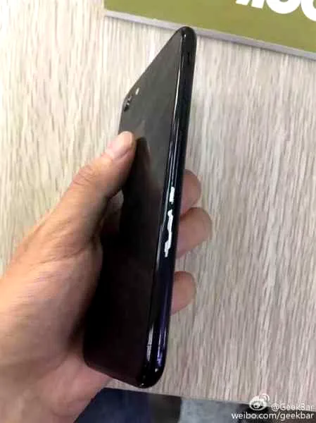 iPhone7亮黑色掉漆  掉漆的亮黑色是否入手