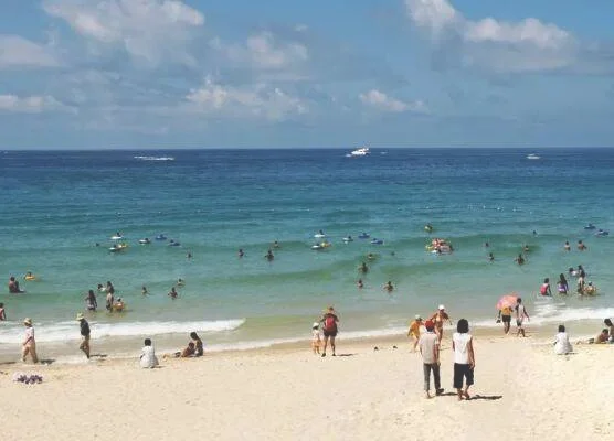 中国最人少的海边旅游地方：人少景美,你知道是哪里吗？提起海边旅游的地方,相信大家都不陌生吧!在中国有很多的海边旅游地方今天小编要说的这个地方就是中国最人少的海边旅游地方,这里不仅人少而且景美!一起来看看吧!