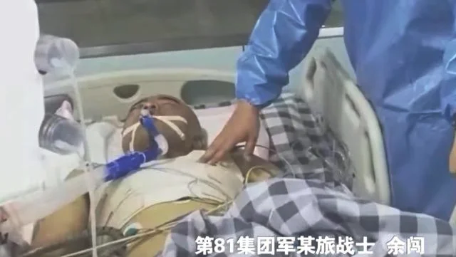 铁架高空坠落男童被砸颅骨碎裂(谁该承担赔偿责任)