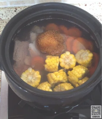 猴头菇胡萝卜甜玉米骨头汤的做法步骤2