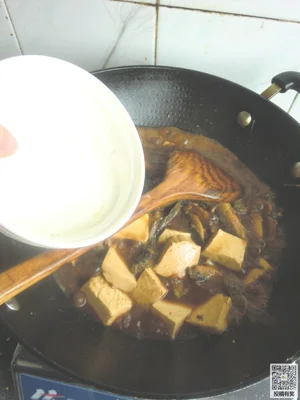 泥鳅炖豆腐的做法步骤11