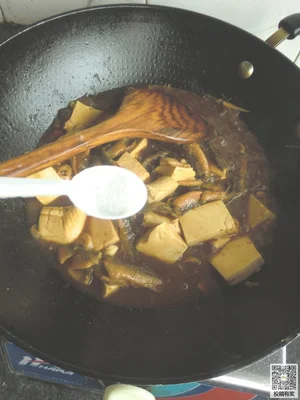 泥鳅炖豆腐的做法步骤10