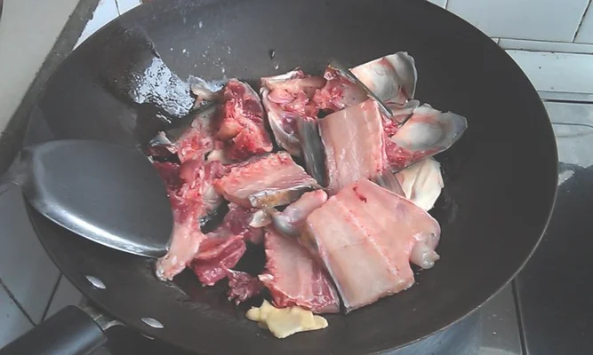 白贝豆腐鱼头汤的做法步骤2