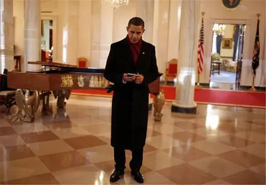 奥巴马终于用上了智能手机，不过好像跟说好的不一样