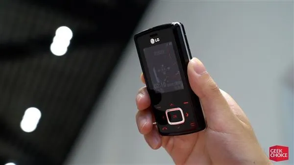 LG“一碰你就脸红”的巧克力手机：13年后依旧让人心动