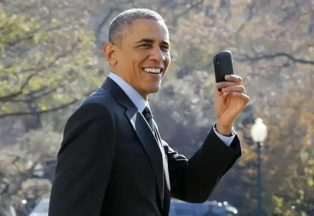 奥巴马终于用上了智能手机，不过好像跟说好的不一样