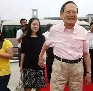 杨振宁和翁帆的婚姻，就因为他们相差54岁就要被流言中伤吗？