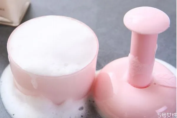 洗面奶为什么要打出泡沫 洗面奶打出泡泡的原因