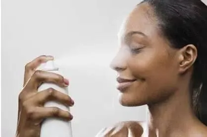 化妆后怎么用补水喷雾 为什么不抹护肤品皮肤反而好