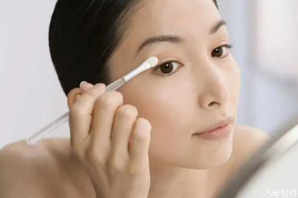 化妆卡粉浮粉的原因有哪些 怎样避免化妆卡粉浮粉