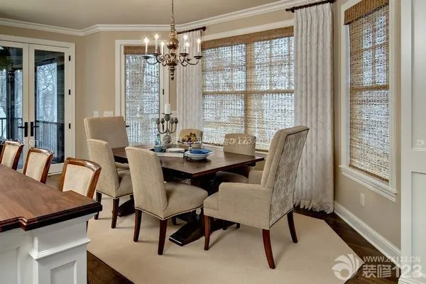 客厅窗帘颜色怎么选之一：浅色家具与深色窗帘的充实互配
