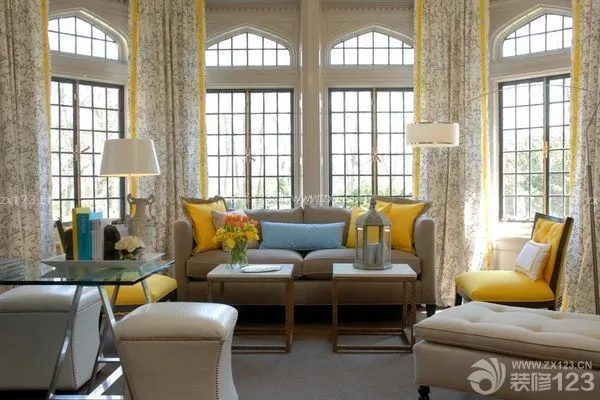 第一，要注意客厅窗帘与沙发的搭配